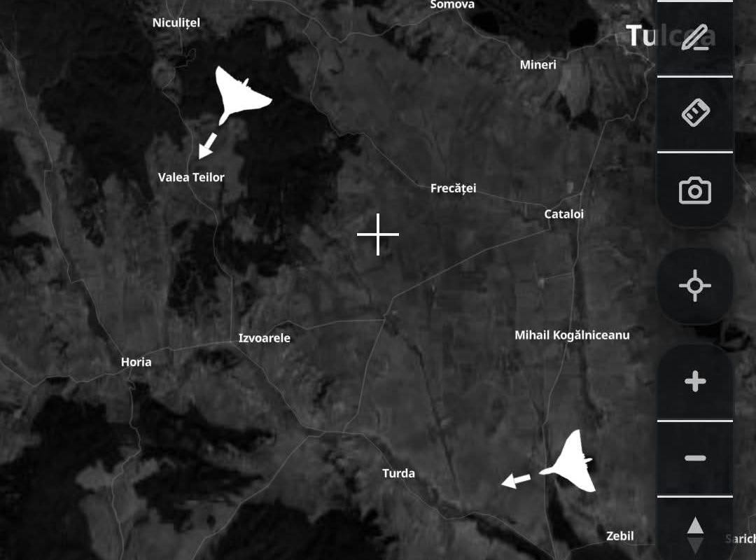 Elicopter militar Puma Socat deasupra zonei frontierei cu Ucraina Elicopter militar Puma Socat deasupra zonei frontierei cu Ucraina