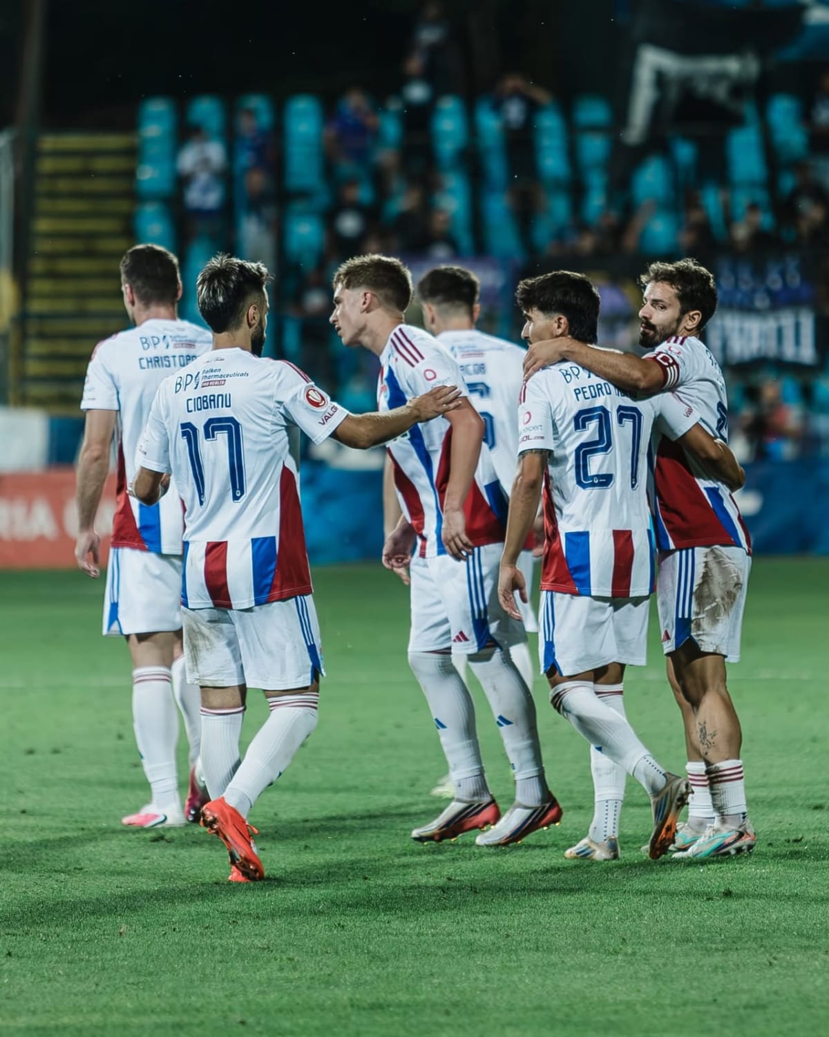 Jucători de fotbal în acțiune pe terenul din Ilfov