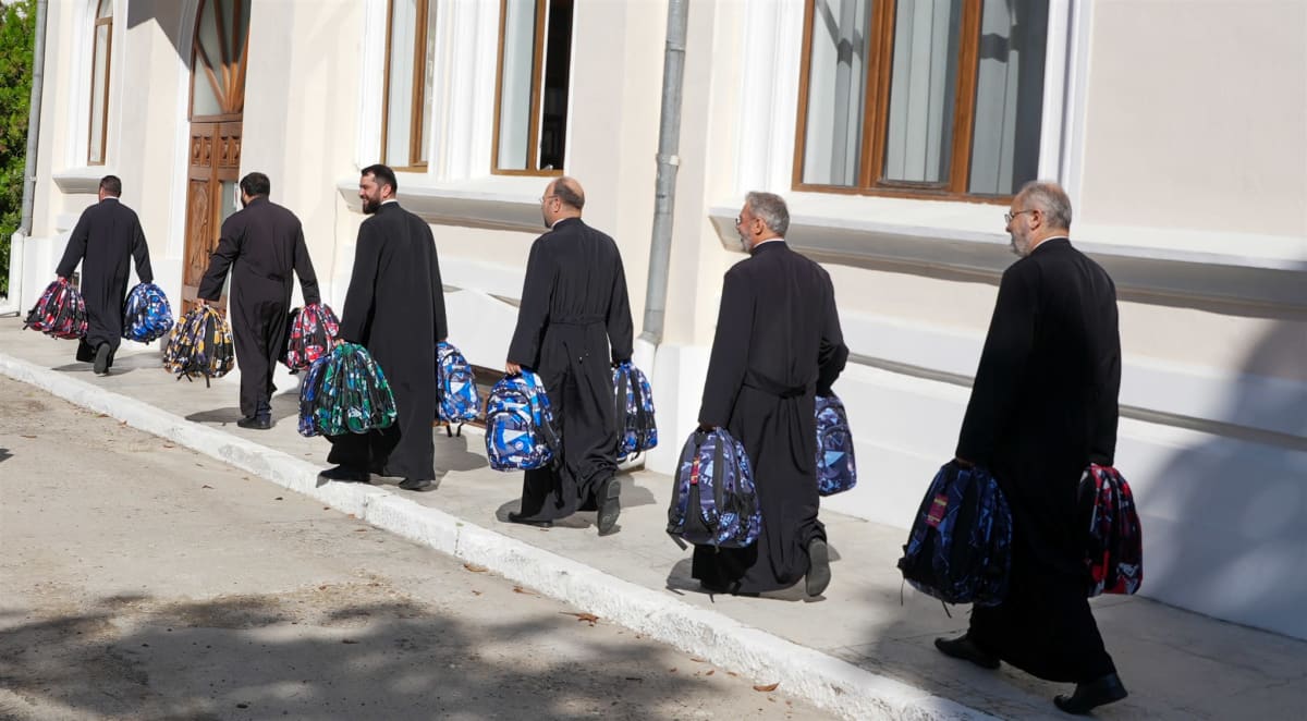 Distribuție ghiozdane și rechizite pentru elevi nevoiași în Galați și Brăila Distribuție ghiozdane și rechizite pentru elevi nevoiași în Galați și Brăila