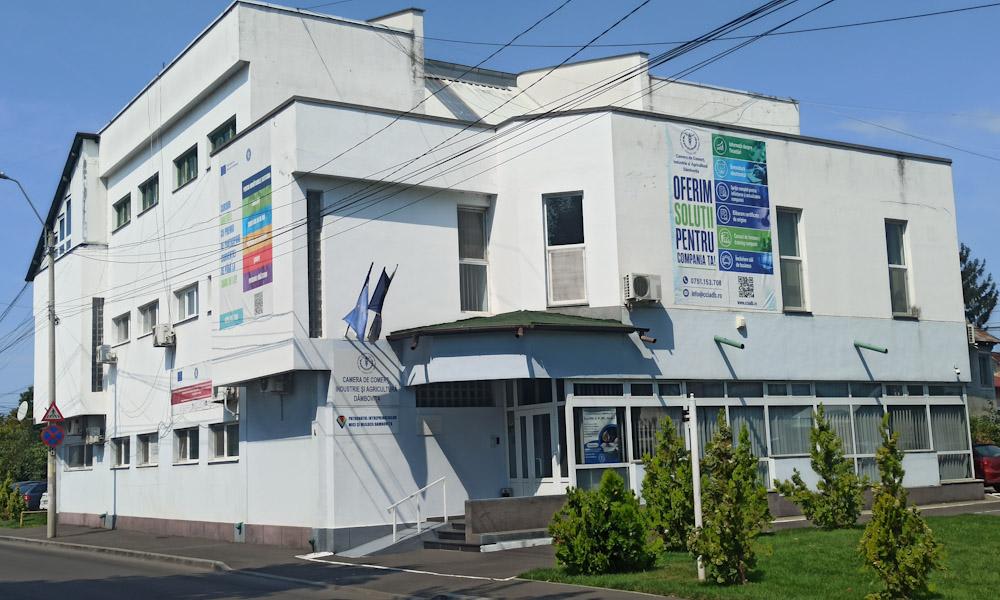 Reprezentanți ai Camerei de Comerț Dâmbovița în discuție cu antreprenori Reprezentanți ai Camerei de Comerț Dâmbovița în discuție cu antreprenori