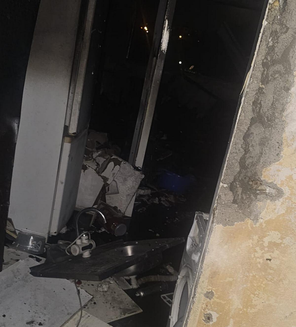Pompieri intervenind la un incendiu într-un bloc din Galați Pompieri intervenind la un incendiu într-un bloc din Galați
