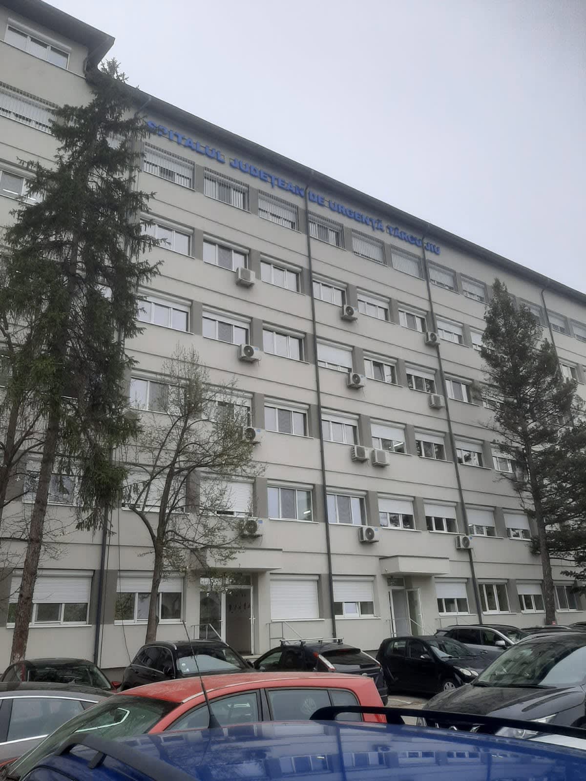 clădire spital, microbuz electric, panouri fotovoltaice