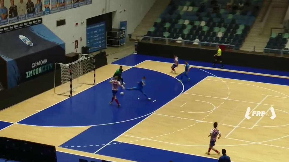 jucători de futsal în acțiune pe teren