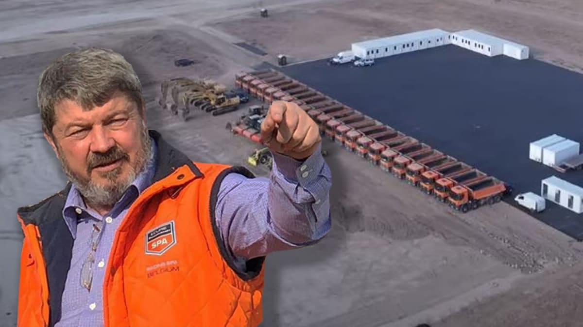 șantier autostradă, muncitori și utilaje, construcții în desfășurare