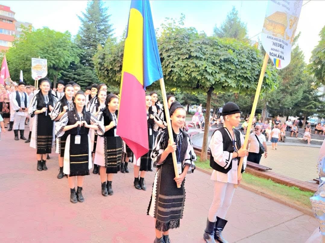 tineri din Novaci dansând și cântând în cadrul grupului Nedeia