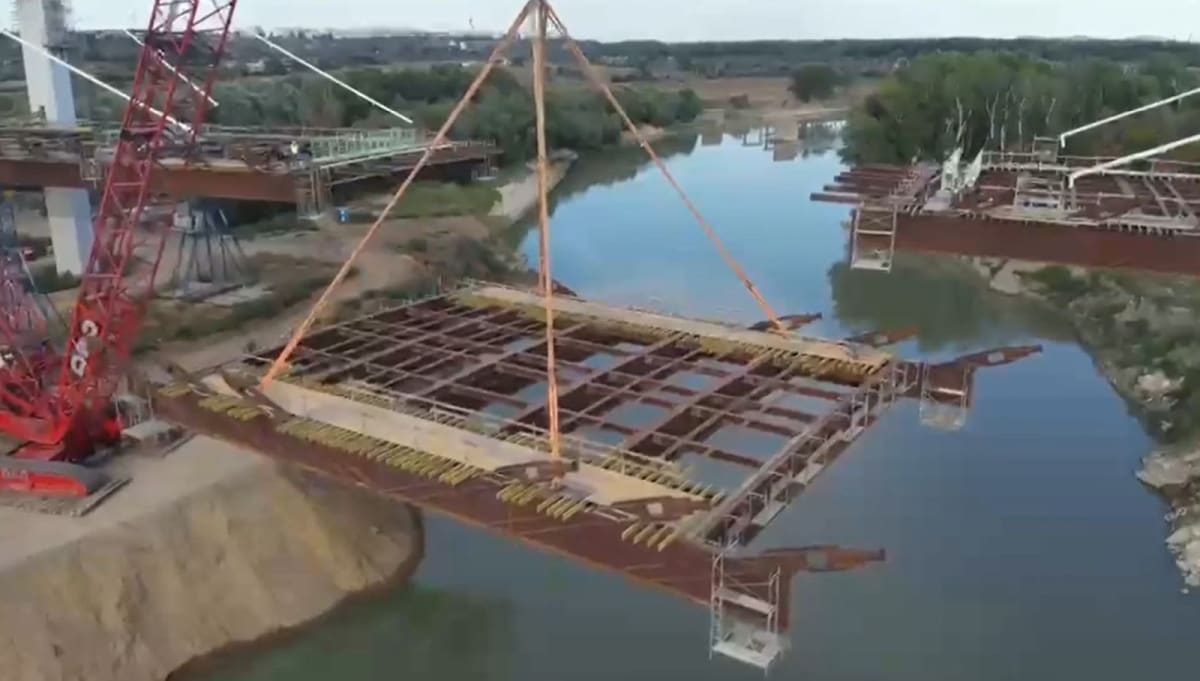 montare secțiune metalică pod peste Siret pe Drumul Expres Brăila-Galați