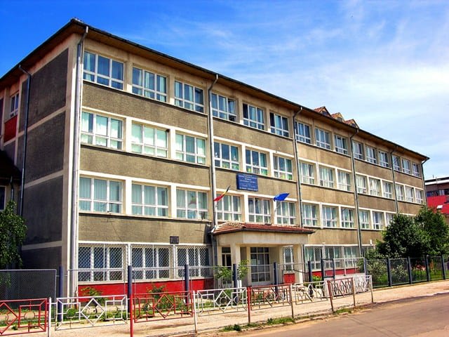 sursă de apă și școală din Târgu-Neamț, probleme cu apa