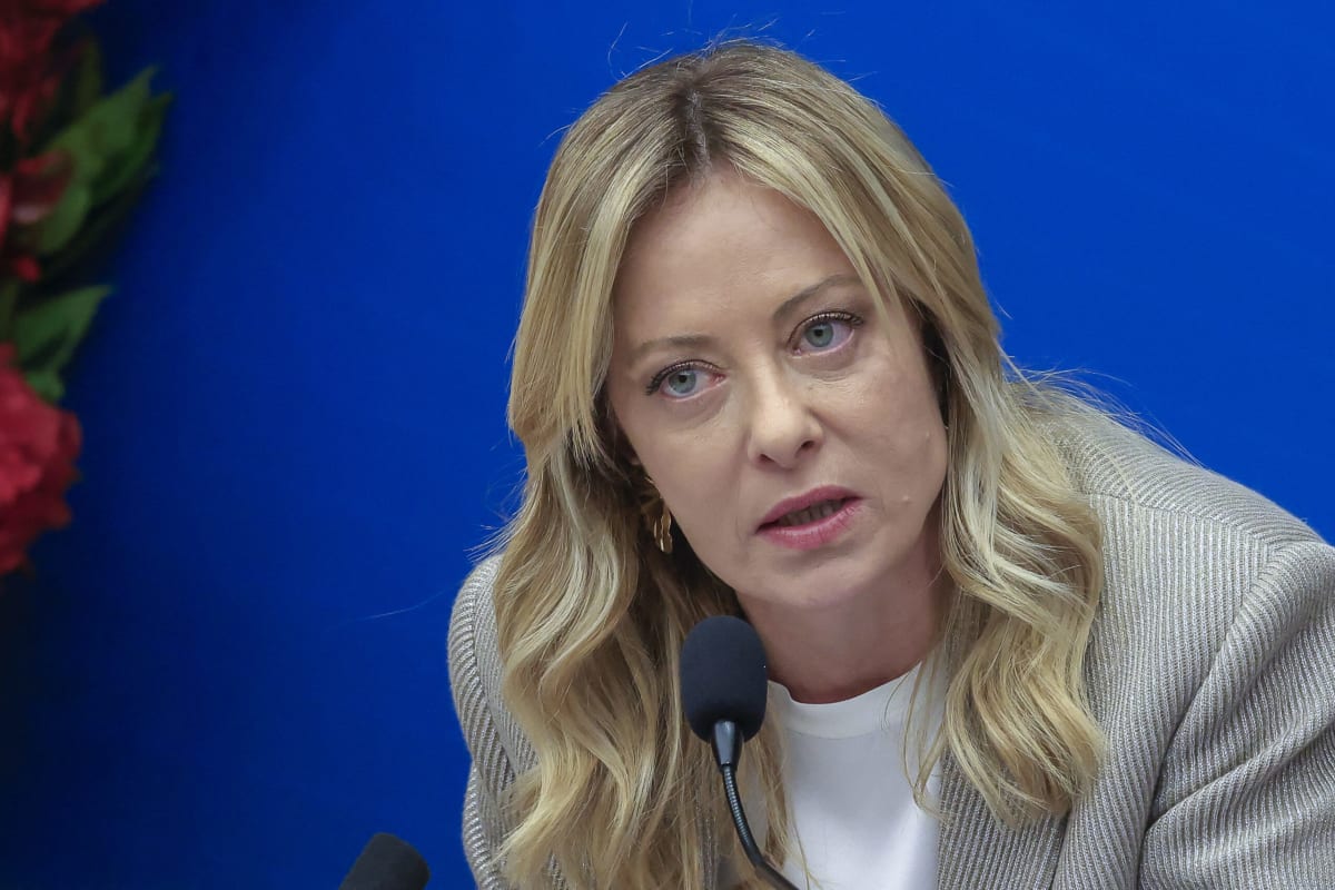 Giorgia Meloni în discurs politic, imagine oficială