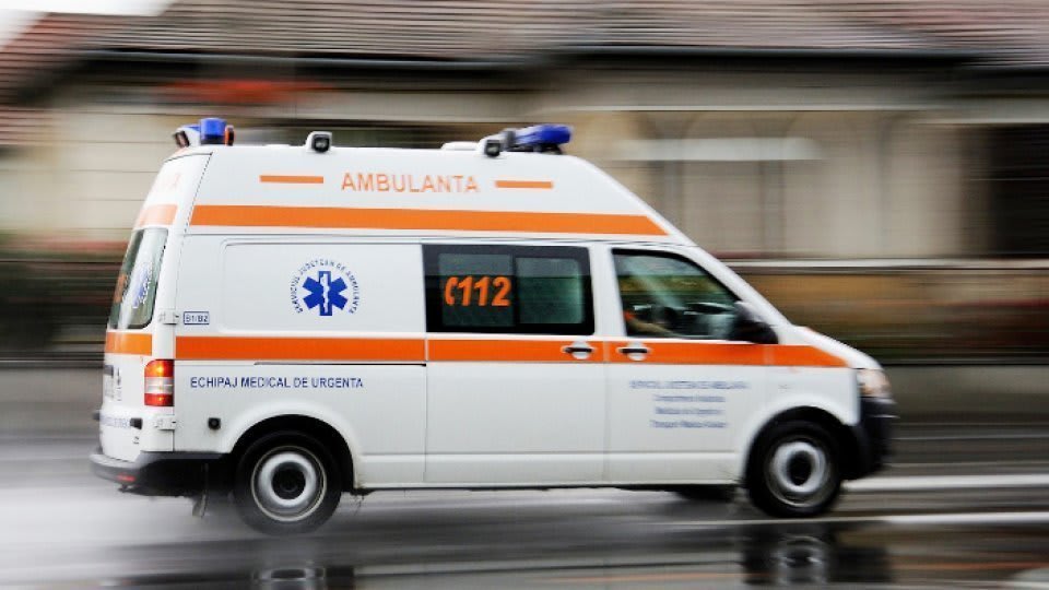 electrician cu arsuri la mâini în timpul intervenției la instalație