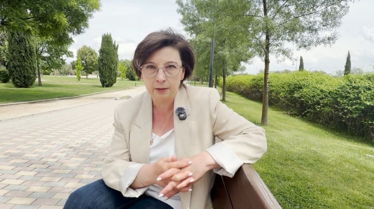 Elena Bobu explicând integrarea moldovenilor în UE Elena Bobu explicând integrarea moldovenilor în UE