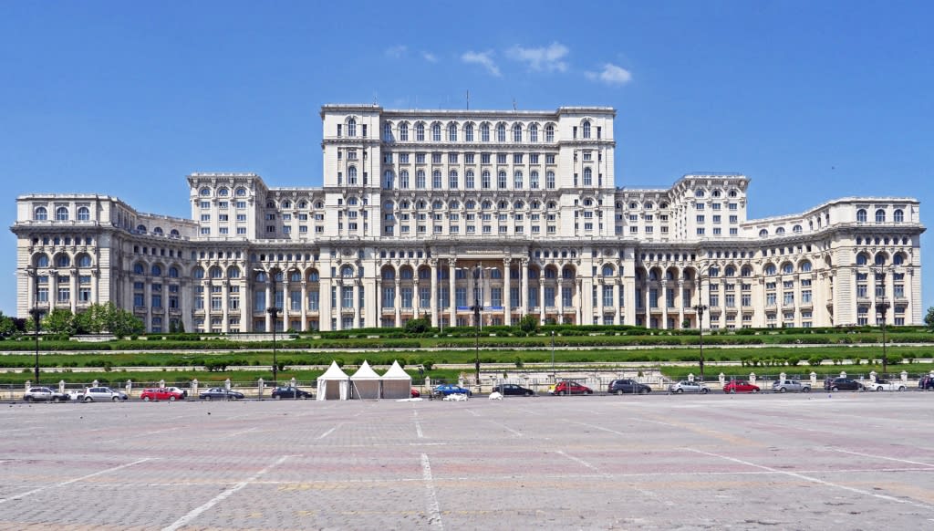 o masă lungă cu oameni din diverse comunități în centrul Bucureștiului
