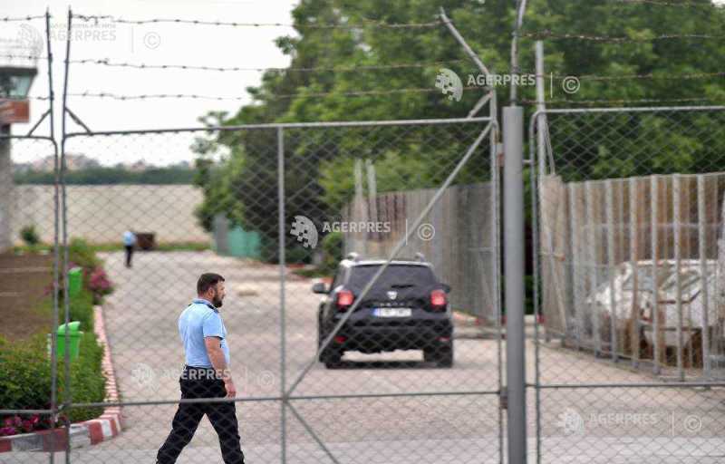 celulă de închisoare supraaglomerată și condiții precare