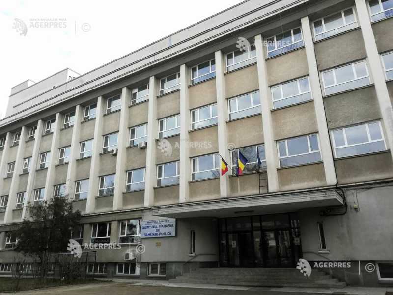 medic cu echipament de protecție în timpul controlului sanitar