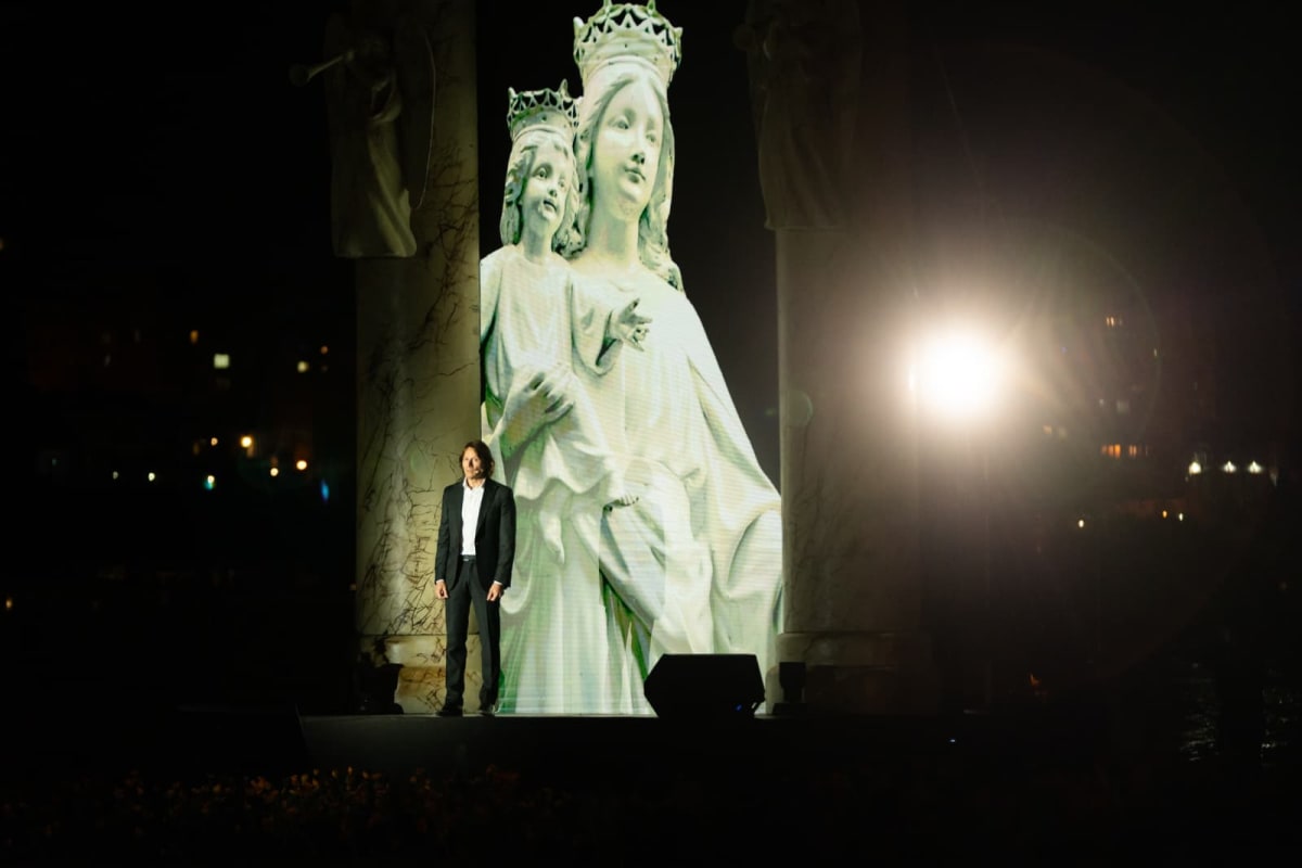 Corul Madrigal și Marius Manole în spectacolul 'AVE MARIA' la București Corul Madrigal și Marius Manole în spectacolul 'AVE MARIA' la București