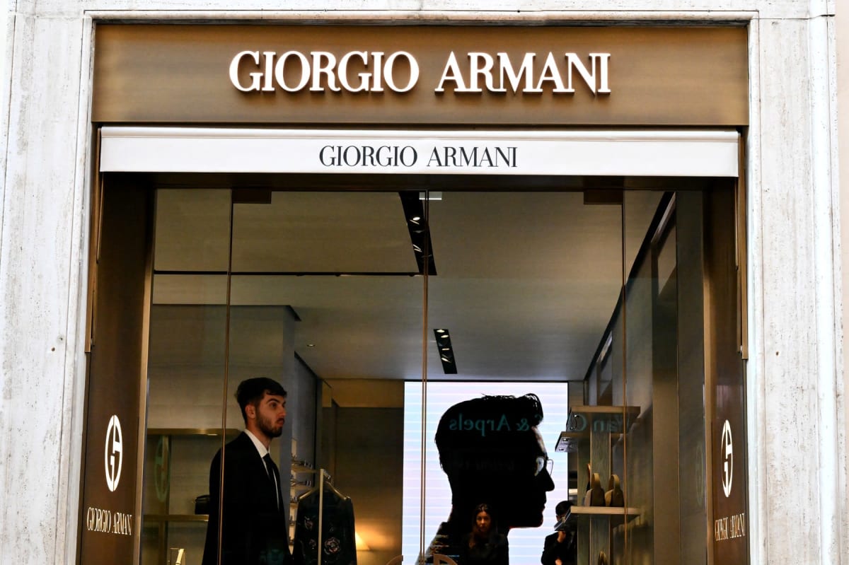 magazin Armani în Roma, logo și vitrină elegantă magazin Armani în Roma, logo și vitrină elegantă
