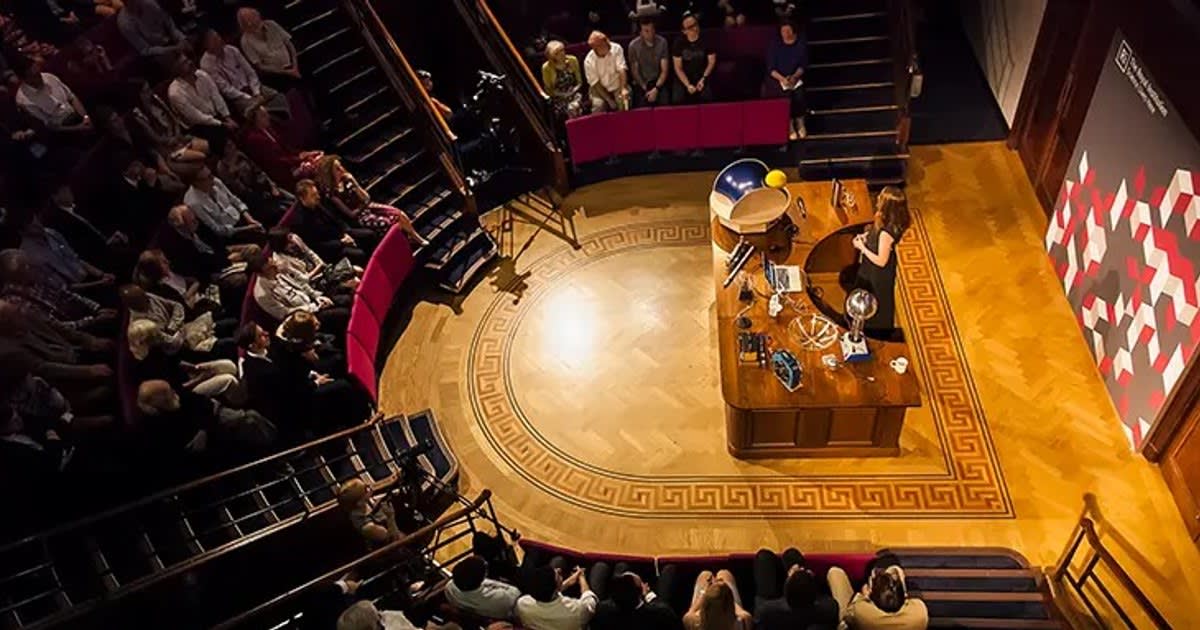 Ceremonia de decernare a premiilor IG-Nobel la Zurich Ceremonia de decernare a premiilor IG-Nobel la Zurich