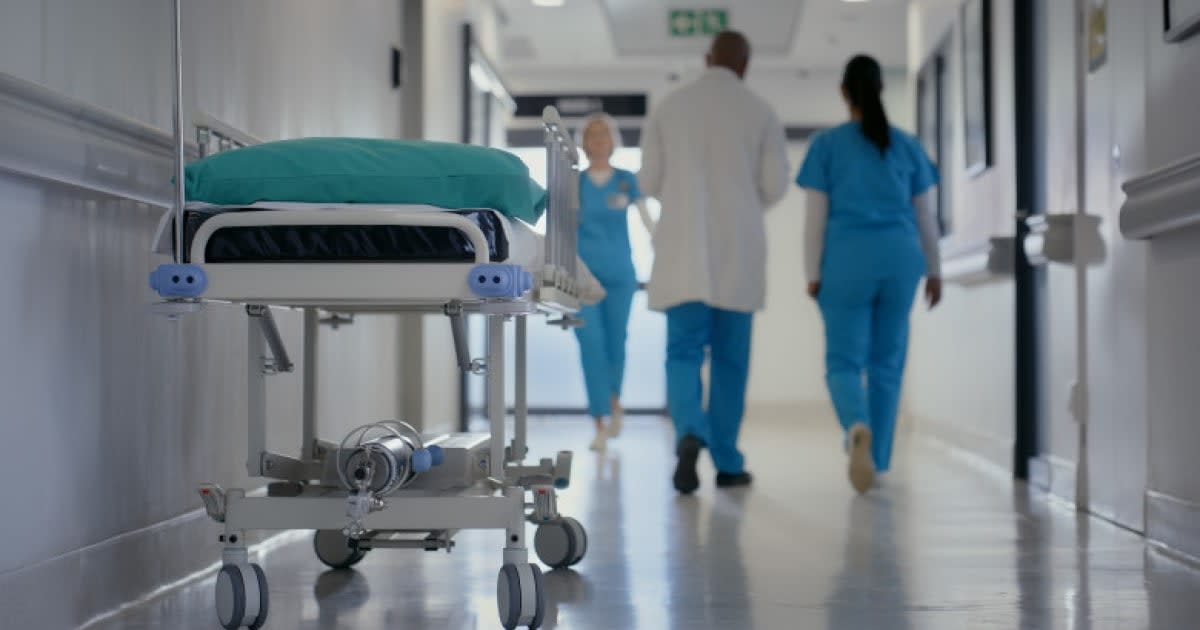 Imagine ilustrativă cu un spital și un medic