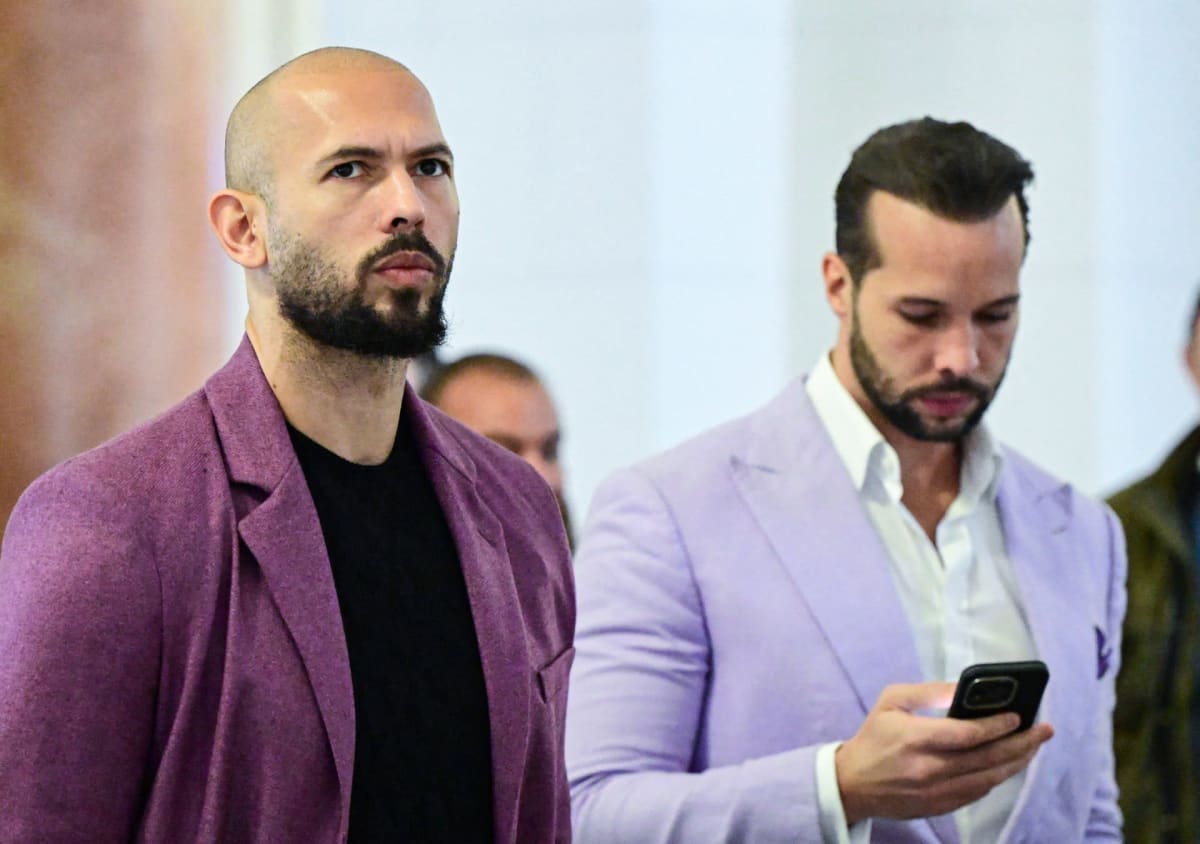 Andrew Tate în fața instanței, în proces penal