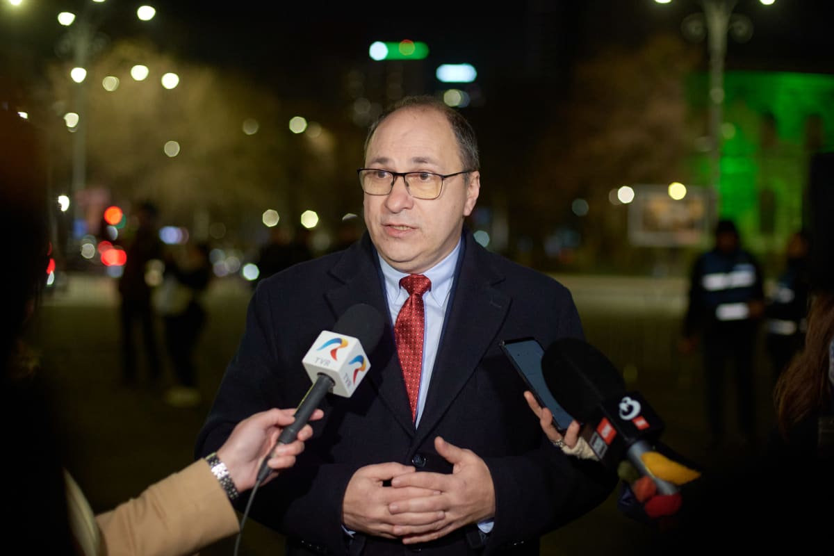 Ministrul interimar al Educației, Mihai Dimian, explicând situația sistemului educațional