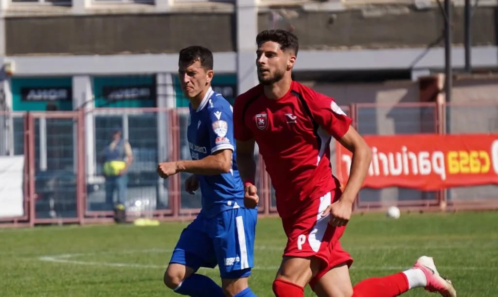jucători de fotbal în acțiune pe teren