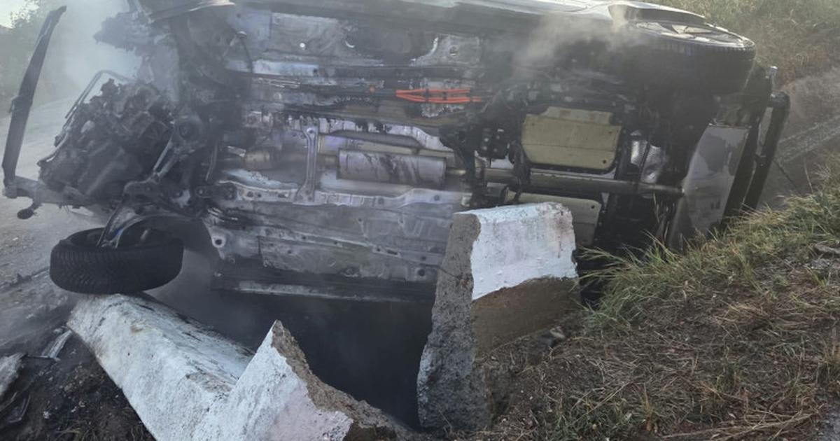 mașină incendiată după accident rutier în Suceava