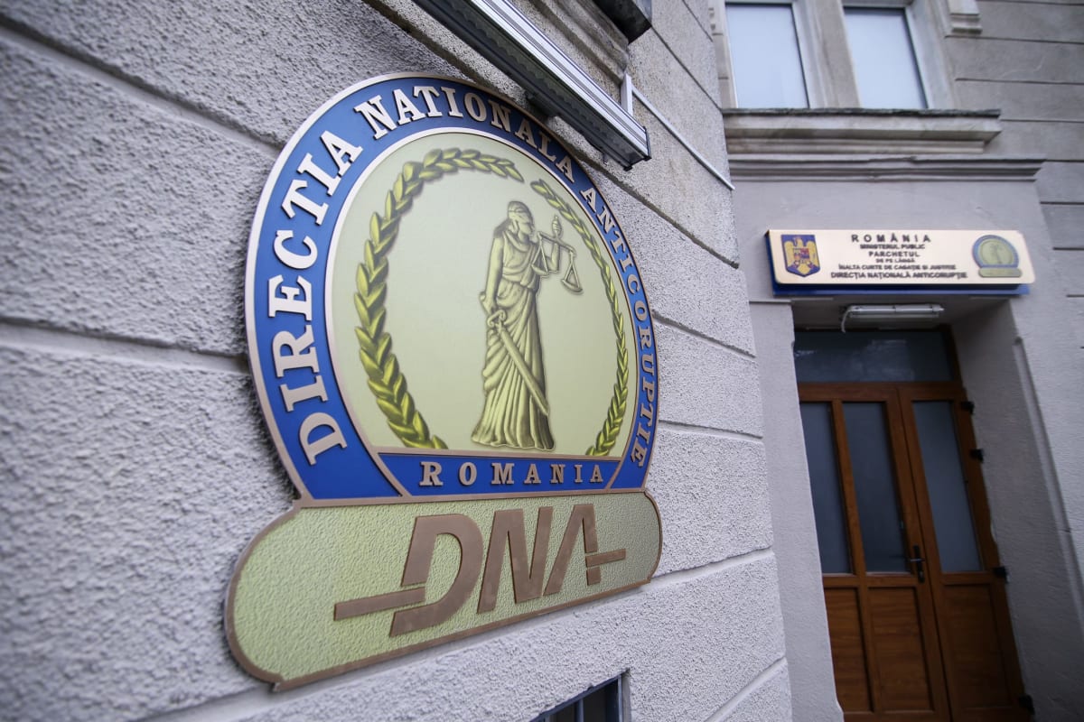 asistenți universitari reținuți de DNA