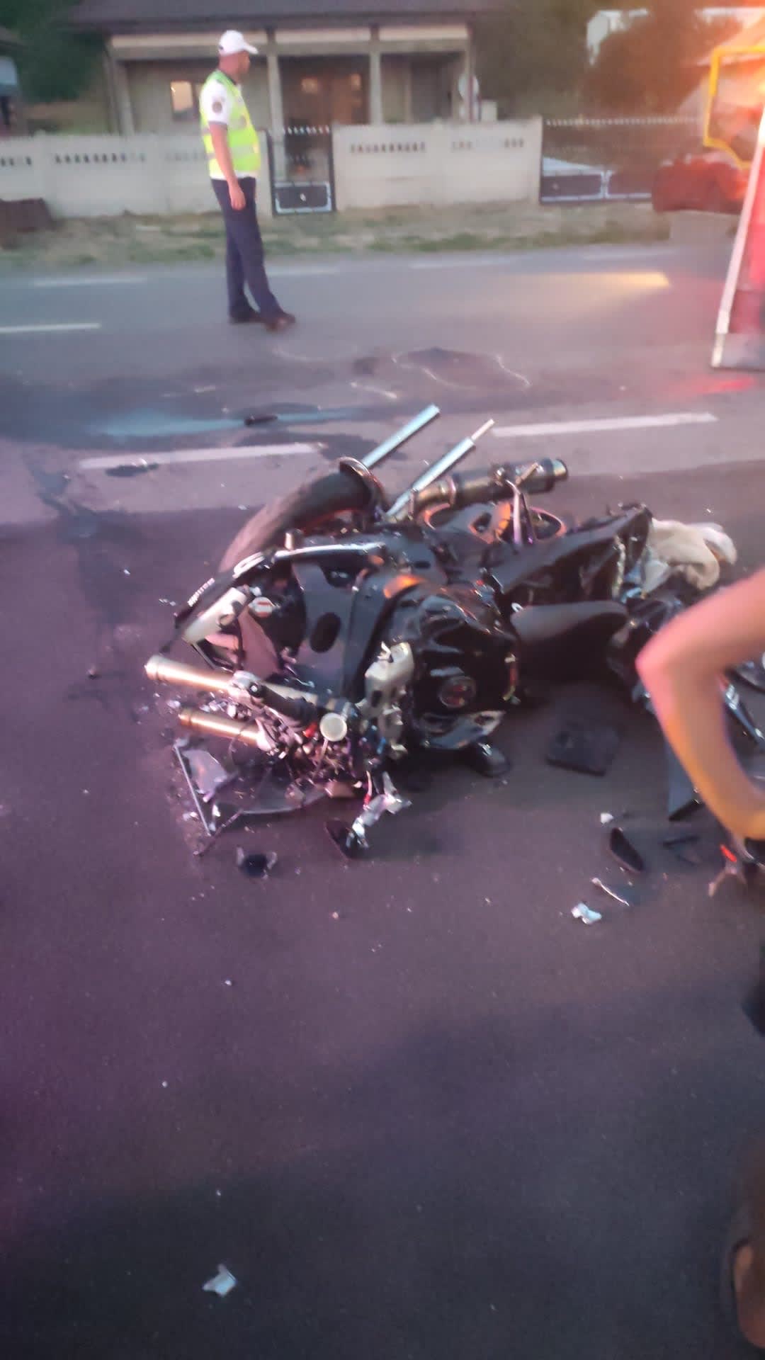 accident rutier cu motociclist și autoturism în Gorj accident rutier cu motociclist și autoturism în Gorj