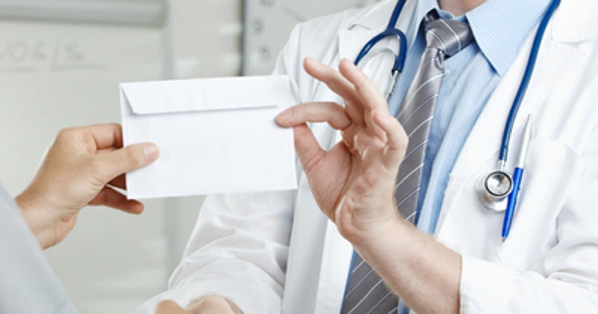 medic în halat alb, în spital, cu acte medicale