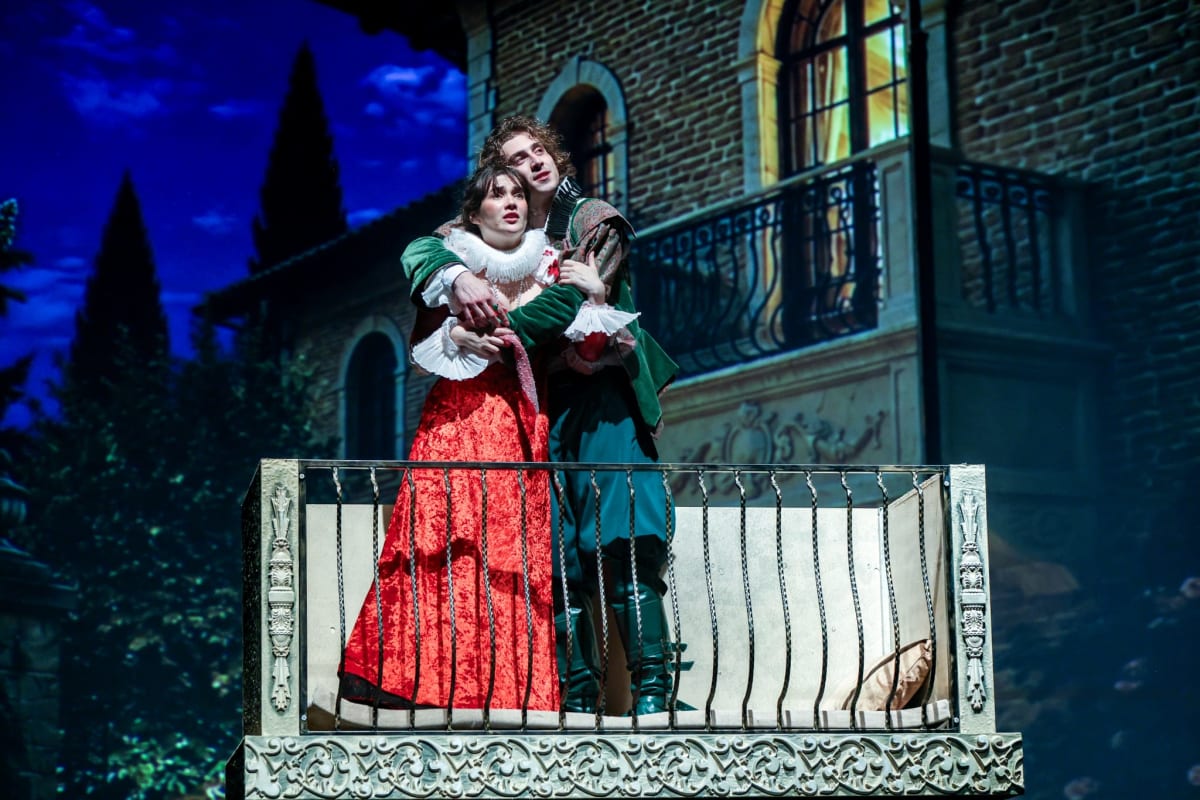 „Romeo și Julieta”, în regia lui Toma Enache: de la premiera de la Teatrul Național București la un turneu prin toată țara