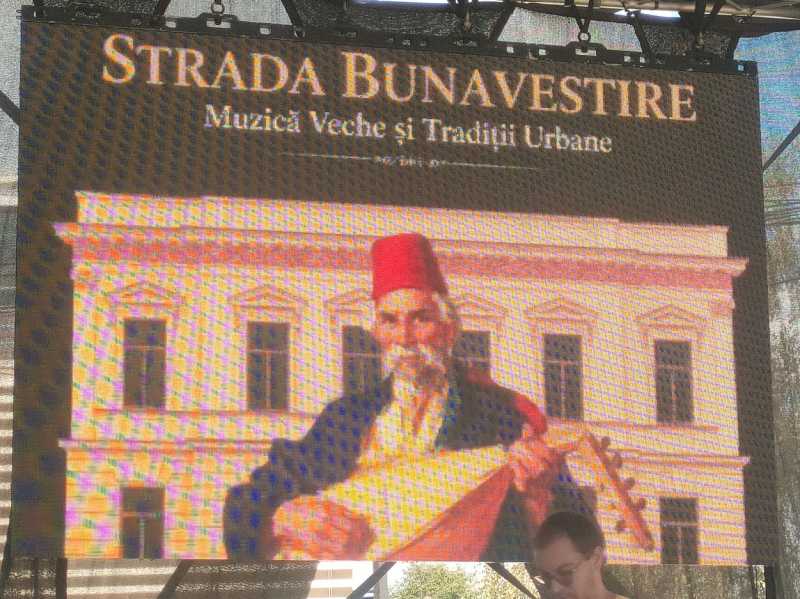 Târg de antichități în fața bisericii din Tulcea