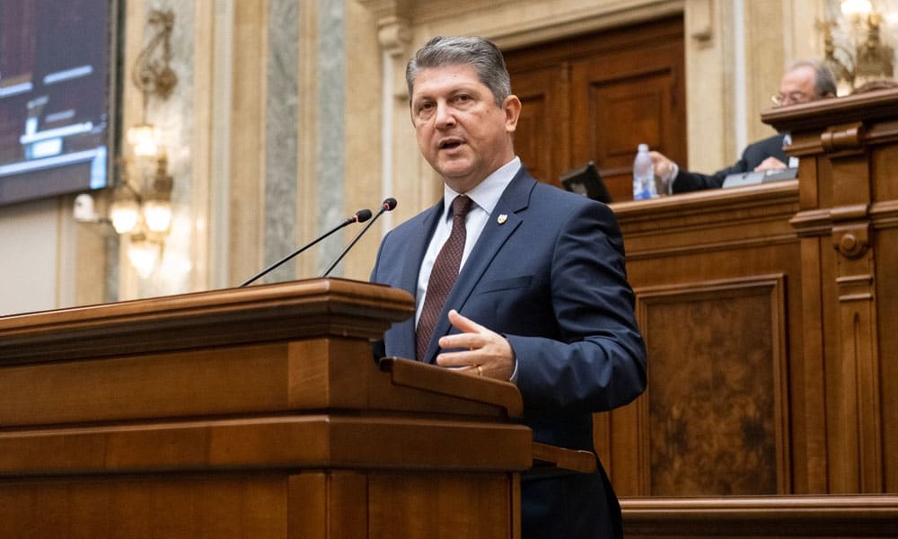 senator Titus Corlățean în plenul Senatului