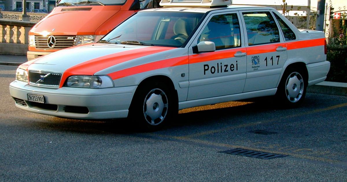 mașină de poliție și oameni reținuți în Elveția