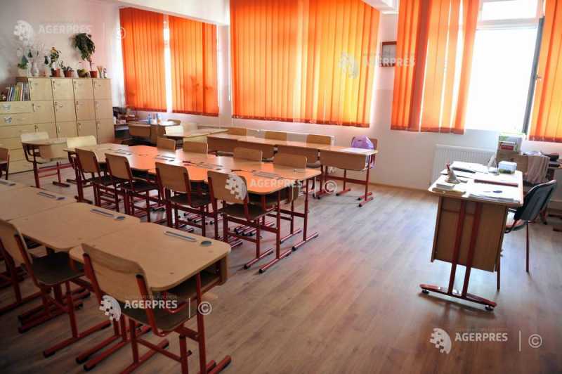 școală din Buzău, elevi și profesori în curte