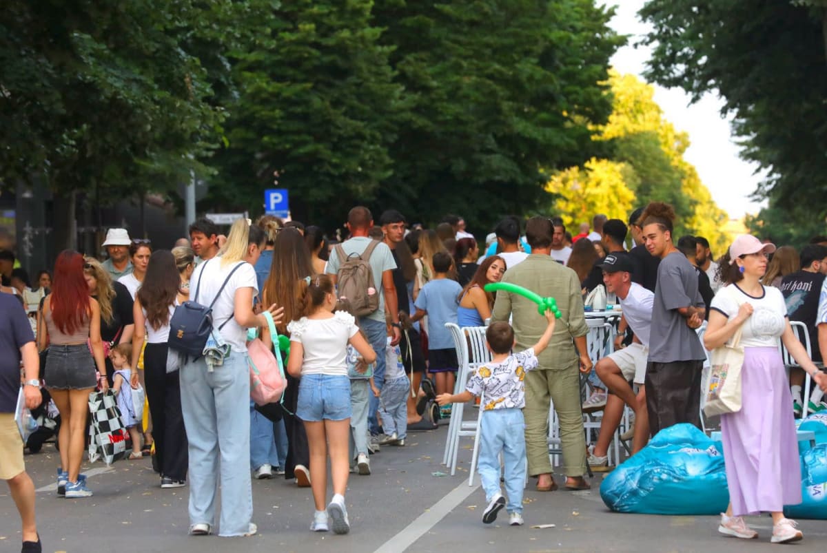 bulevardul Tomis în timpul evenimentului pietonal, oameni plimbându-se bulevardul Tomis în timpul evenimentului pietonal, oameni plimbându-se
