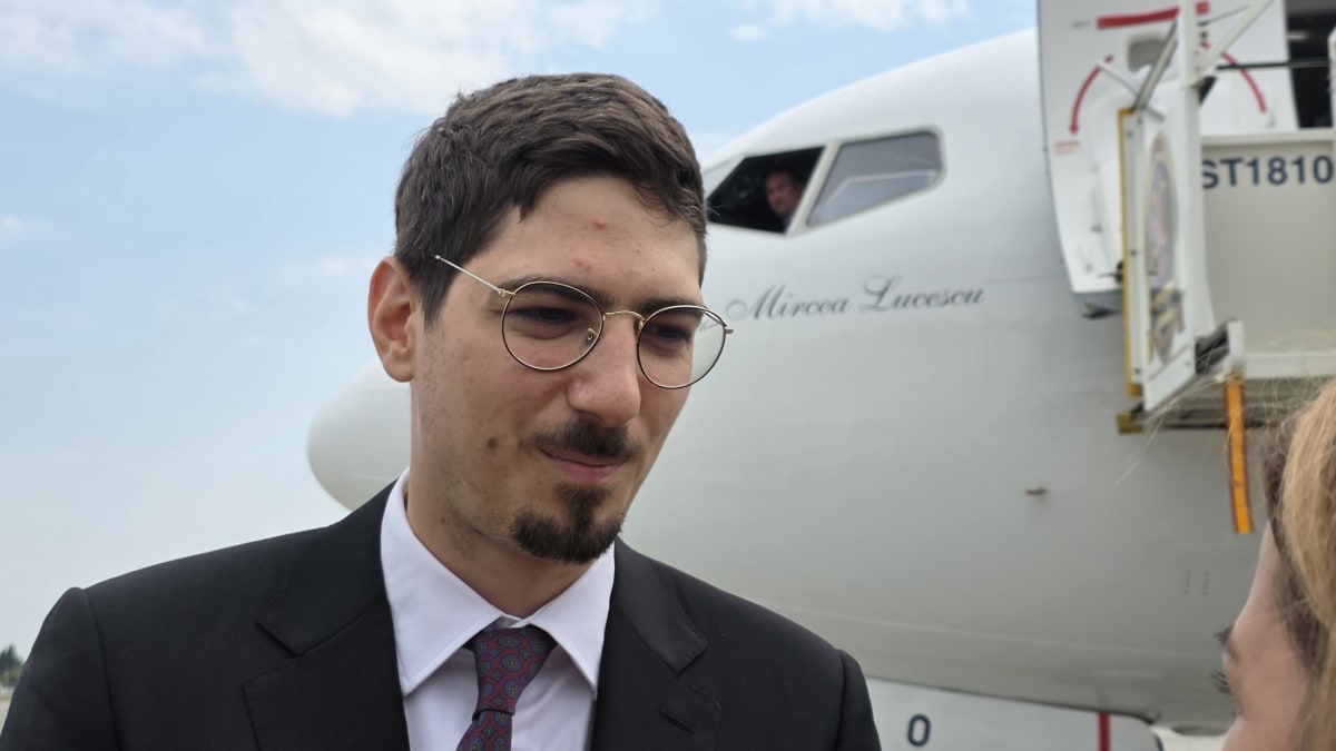 avion Boeing 737 MAX în flota TAROM, numit după Mircea Lucescu avion Boeing 737 MAX în flota TAROM, numit după Mircea Lucescu