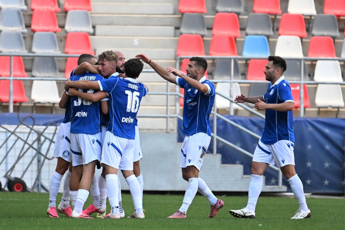 meci de fotbal Liga 2, jucători în acțiune