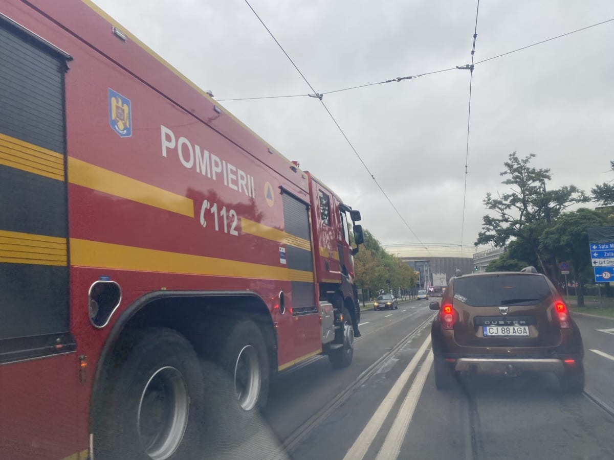 autoturism în flăcări într-un garaj din Cluj-Napoca autoturism în flăcări într-un garaj din Cluj-Napoca