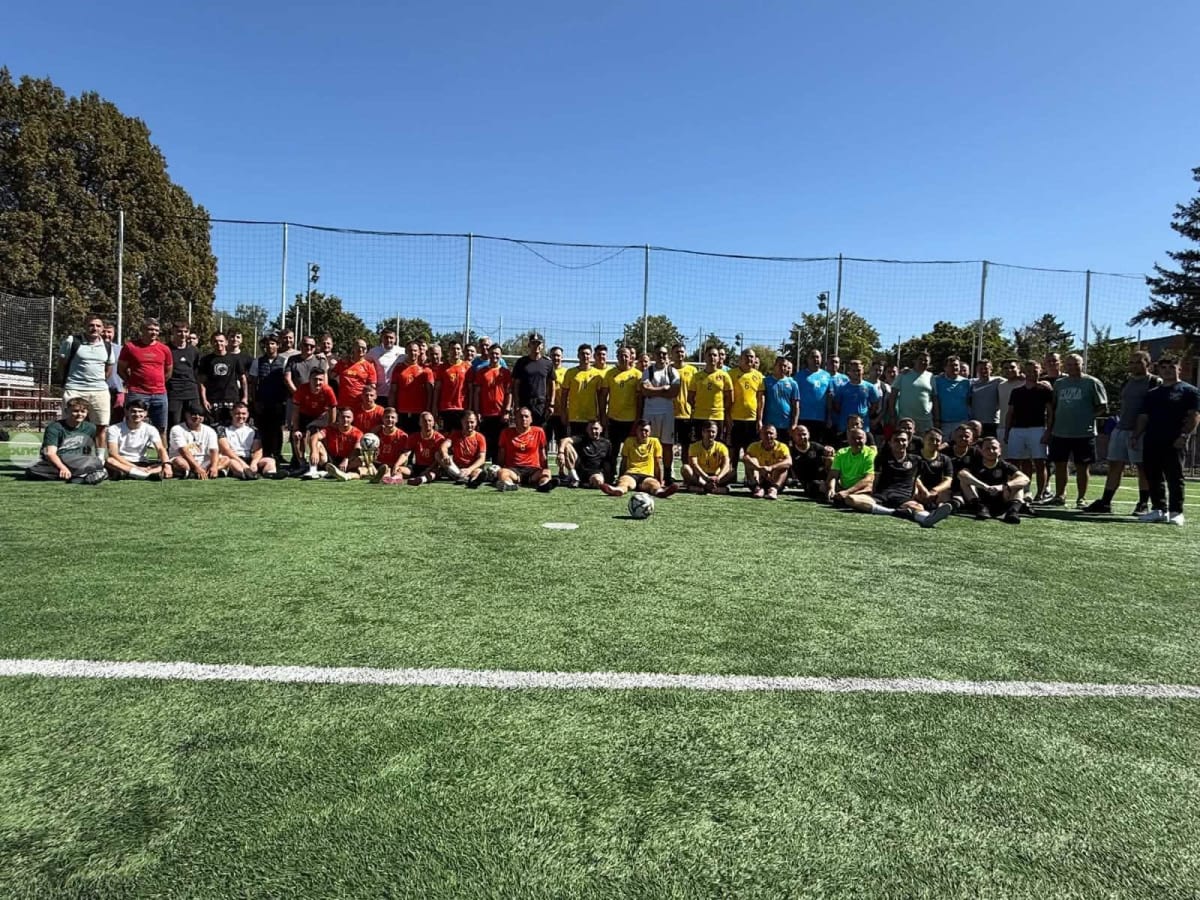 echipe de pompieri și voluntari în competiție sportivă