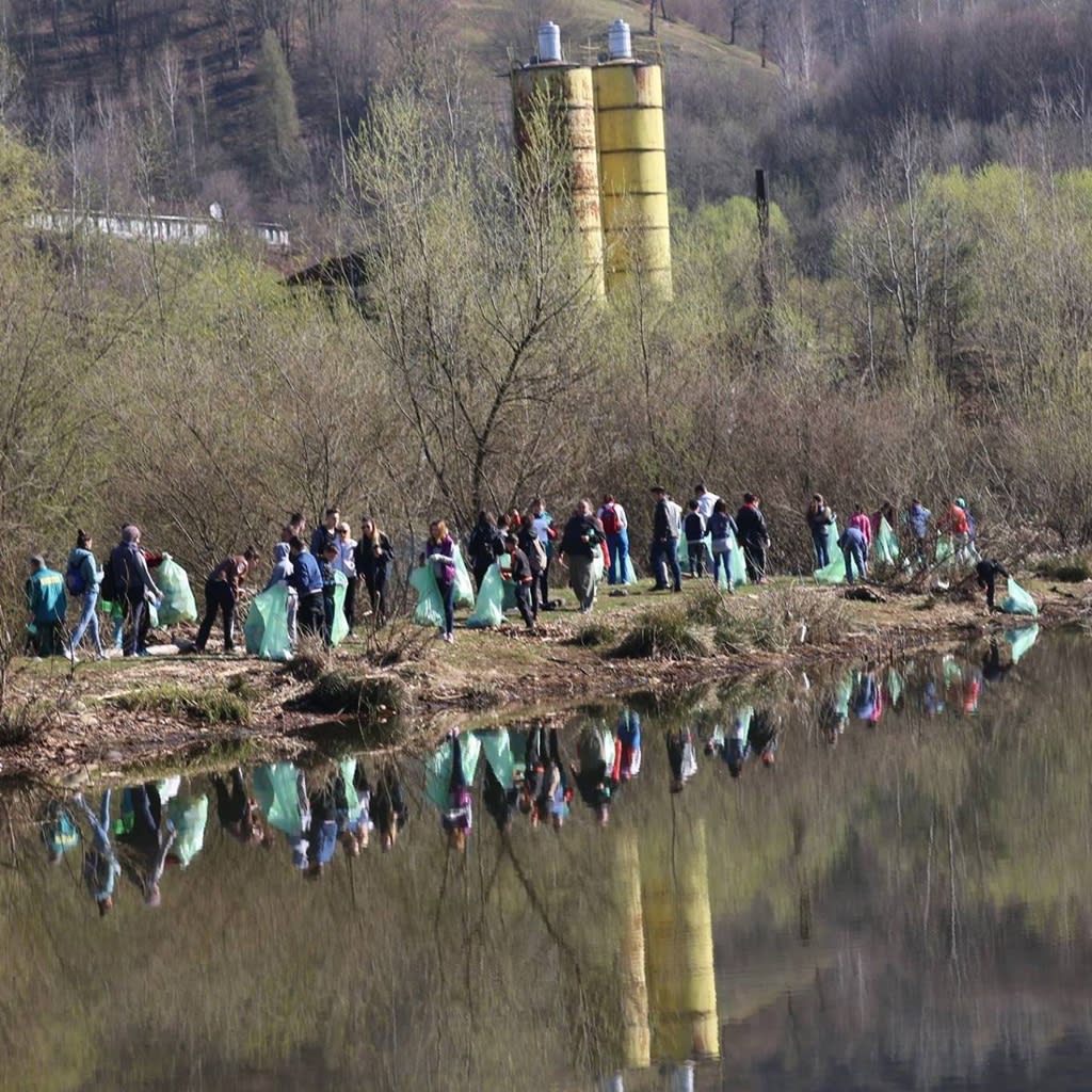 voluntari participând la curățenie în aer liber