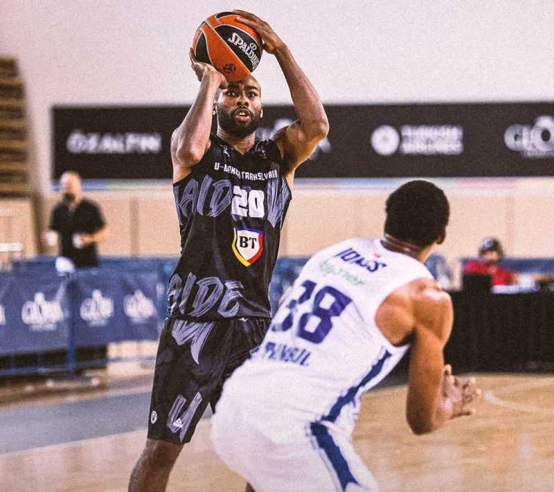 jucători de baschet în acțiune la turneul Gloria Cup