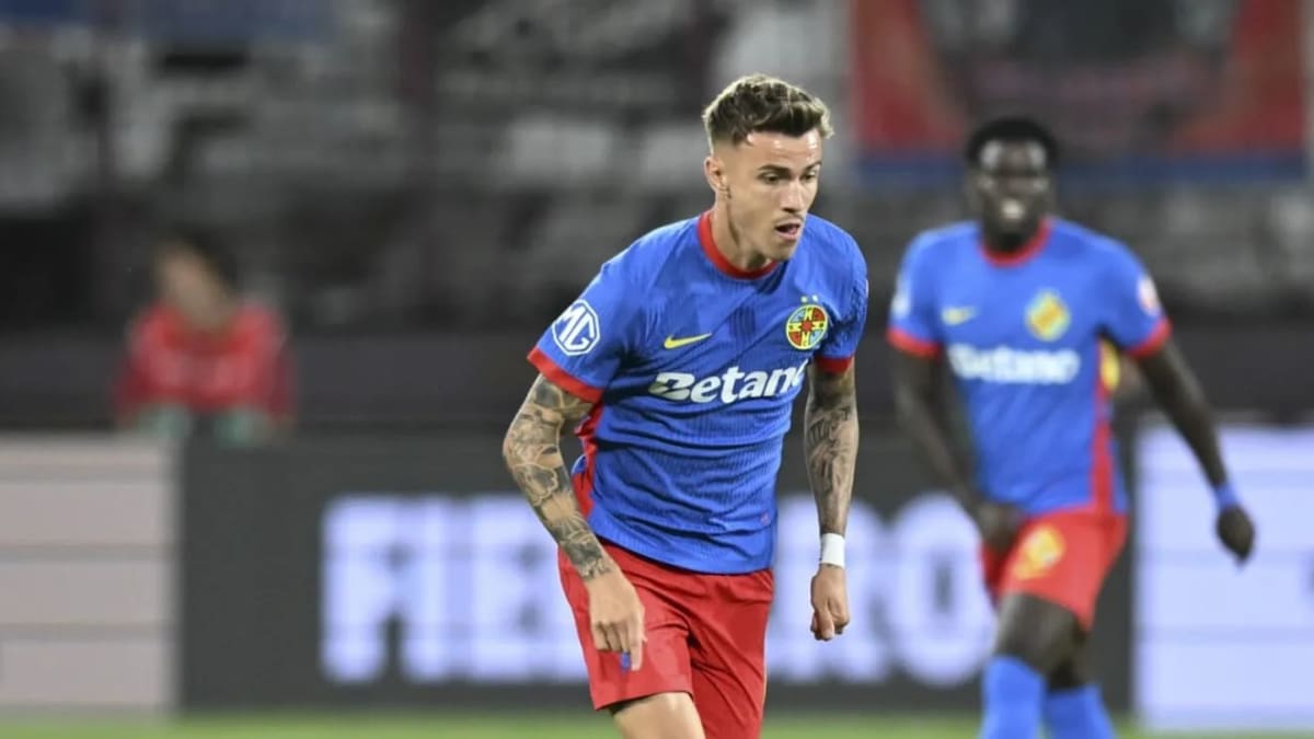 Jucător de fotbal în acțiune pe teren Jucător de fotbal în acțiune pe teren