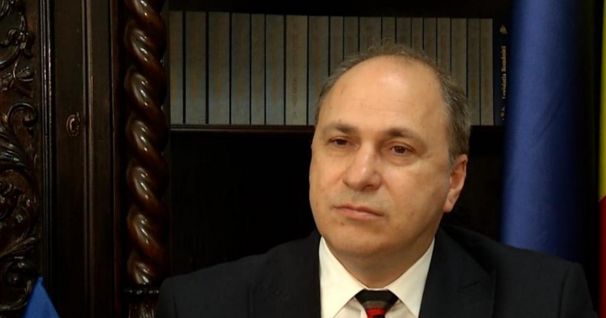 profesor și elev în clasă, discuție despre educație