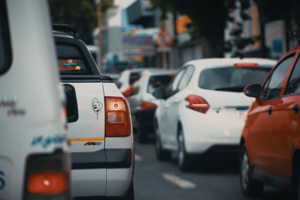 trafic aglomerat în oraș, oameni în mașini trafic aglomerat în oraș, oameni în mașini