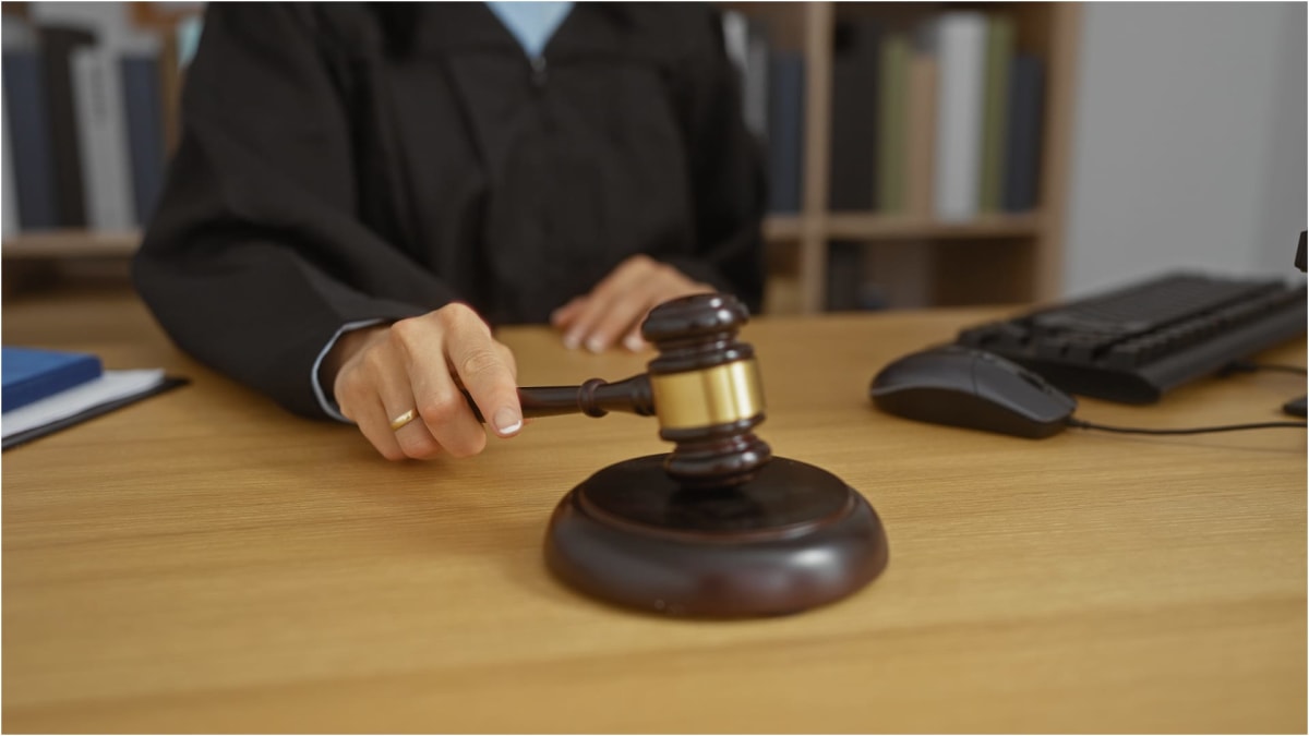 Sala de judecată, judecătoare și documente legale