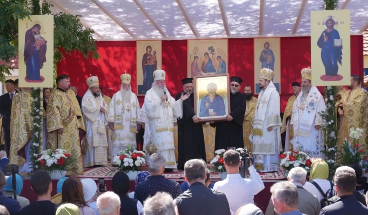 Mitropolitul Ioan în mijlocul comunității românești din Mălainița Serbia Mitropolitul Ioan în mijlocul comunității românești din Mălainița Serbia
