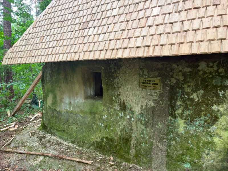 stâncă și schit rupestru din piatră în zona Nucu-Bozioru