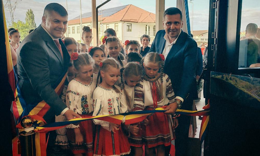 clădire centru cultural Titu, eveniment oficial, oameni la inaugurare clădire centru cultural Titu, eveniment oficial, oameni la inaugurare