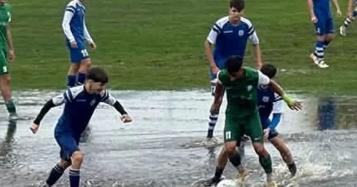 teren de fotbal acoperit de apă, meci juniori teren de fotbal acoperit de apă, meci juniori
