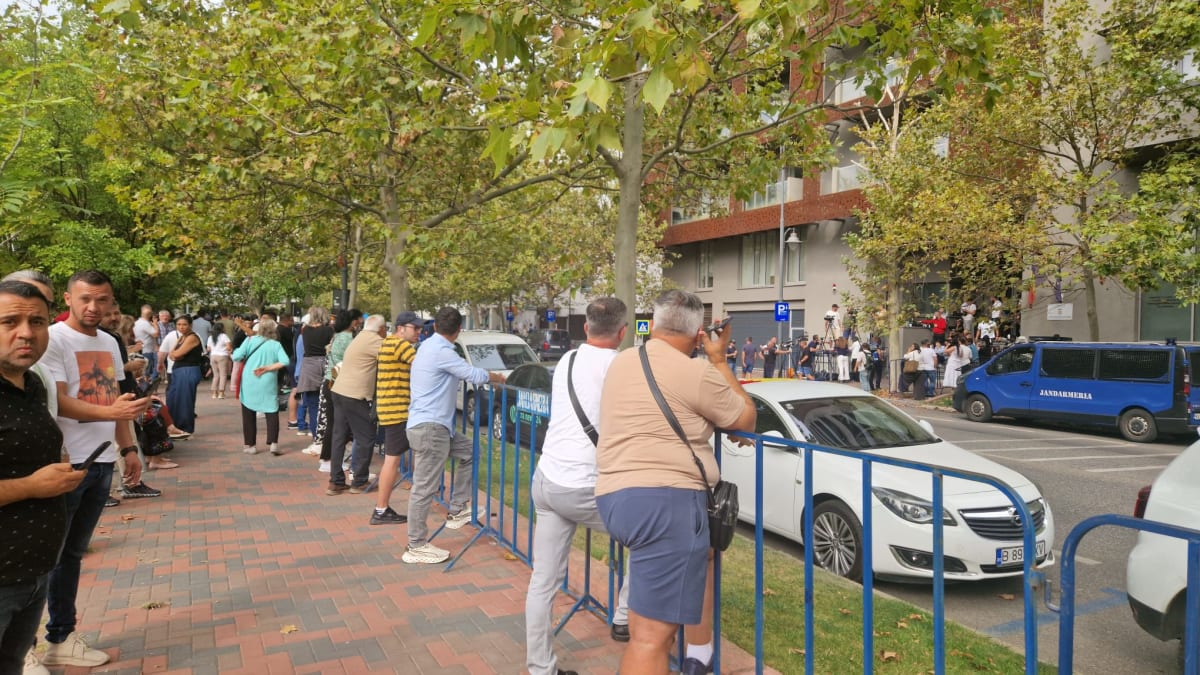 Câteva zeci de susținători protestează în fața DIICOT după ridicarea lui Călin Georgescu