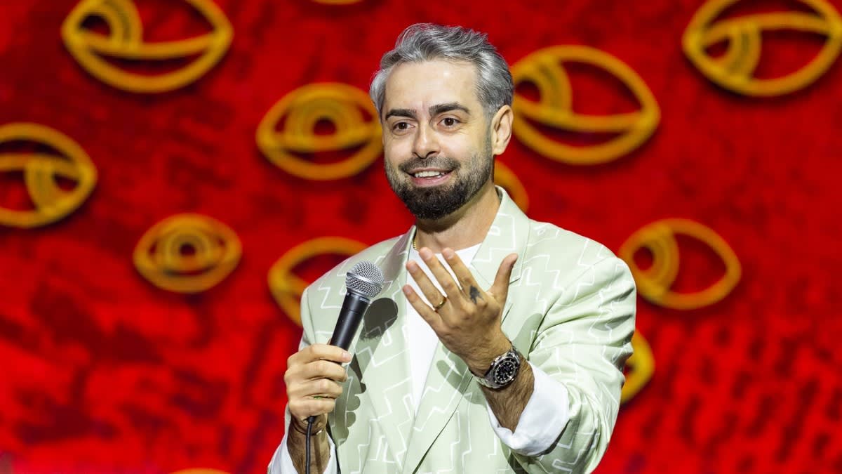 Radu Bucălae pe scenă, emisiune TV, spectacol de stand-up